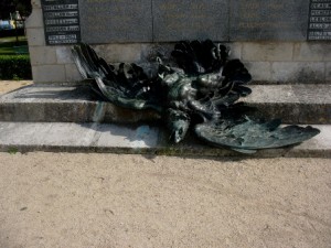 Kriegerdenkmal_LaCouarde_Adler_9-2013_5193s