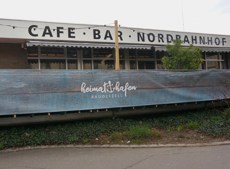 Wenn der „Nordbahnhof“ (am Eingang zum Hauptbahnhof Radolfzell) zum „Heimathafen“ umbenannt wird, ist das ein weiteres Beispiel für die aktuelle Konjunktur des Themas „Heimat“. 